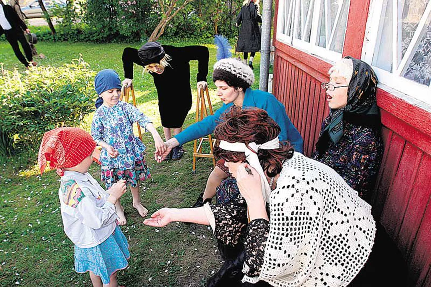 «Vaikses nurgakeses», mille järgmine etendus on Lutsu majamuuseumi aias kavakohaselt 12. juunil, mängivad teiste hulgas kaasa Aire Pajur (paremalt), Sander Soo, Ave Tõnis­­saar, Tõnu Kolju, Raiko Kinsigo ja Gerrit Kinsigo.