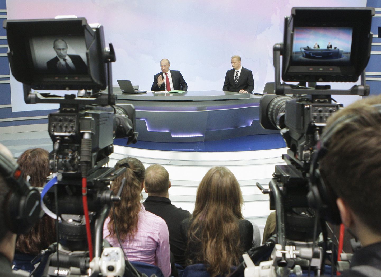 Vladimir Putin (vasakul) ja otse-eetrit juhtinud ajakirjanik Ernest Matskjavišus.