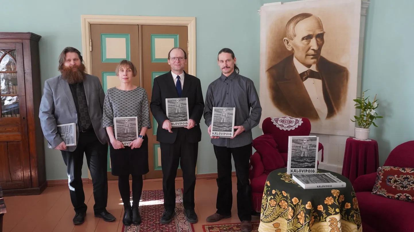 Võrukeelse «Kalõvipoig» toimetaja (vasakul) Rainer Kuuba, keelekorrektor Kaile Kabun, tõlkija Urmas Kalla ning illustraator Toomas Kuusing. FOTO: Sten Mahov