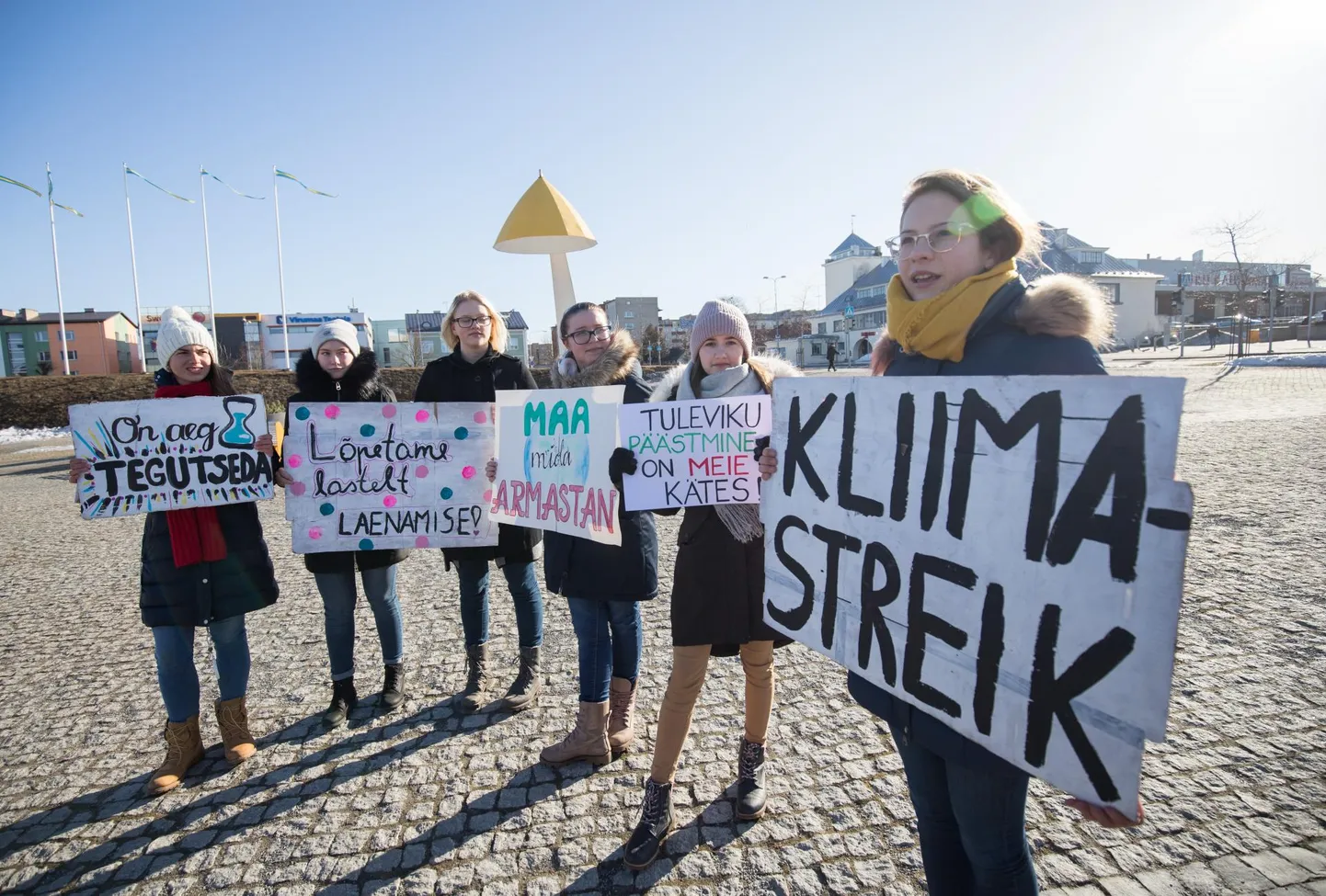 Rakvere kesklinnas kliima­streigi korraldanud koolinoored avaldasid lootust, et nende algatusega liitub üha rohkem eakaaslasi ja ka täiskasvanuid. Maia-Liis Ossip (paremal) lubas, et meelt tullakse avaldama ja kliimaprobleemidele tähelepanu juhtima edaspidigi.