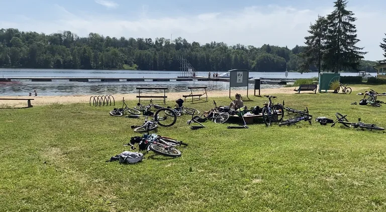 Kella kahe ajal päeval on Viljandi järve äärses rannas põhiliselt lapsed, kes lustivad ja naudivad sooja suveilma