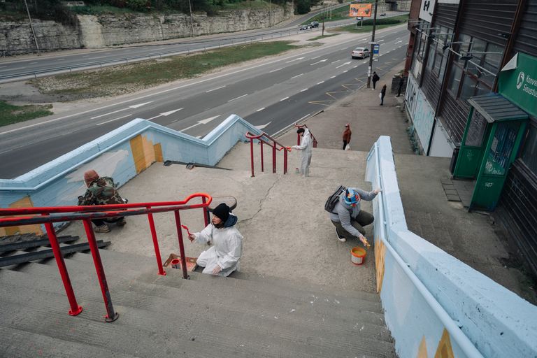Уличные художники раскрашивают лестницу у моста Линдакиви, цитируя логотип некогда работавшего в этом месте магазина «Котка». 