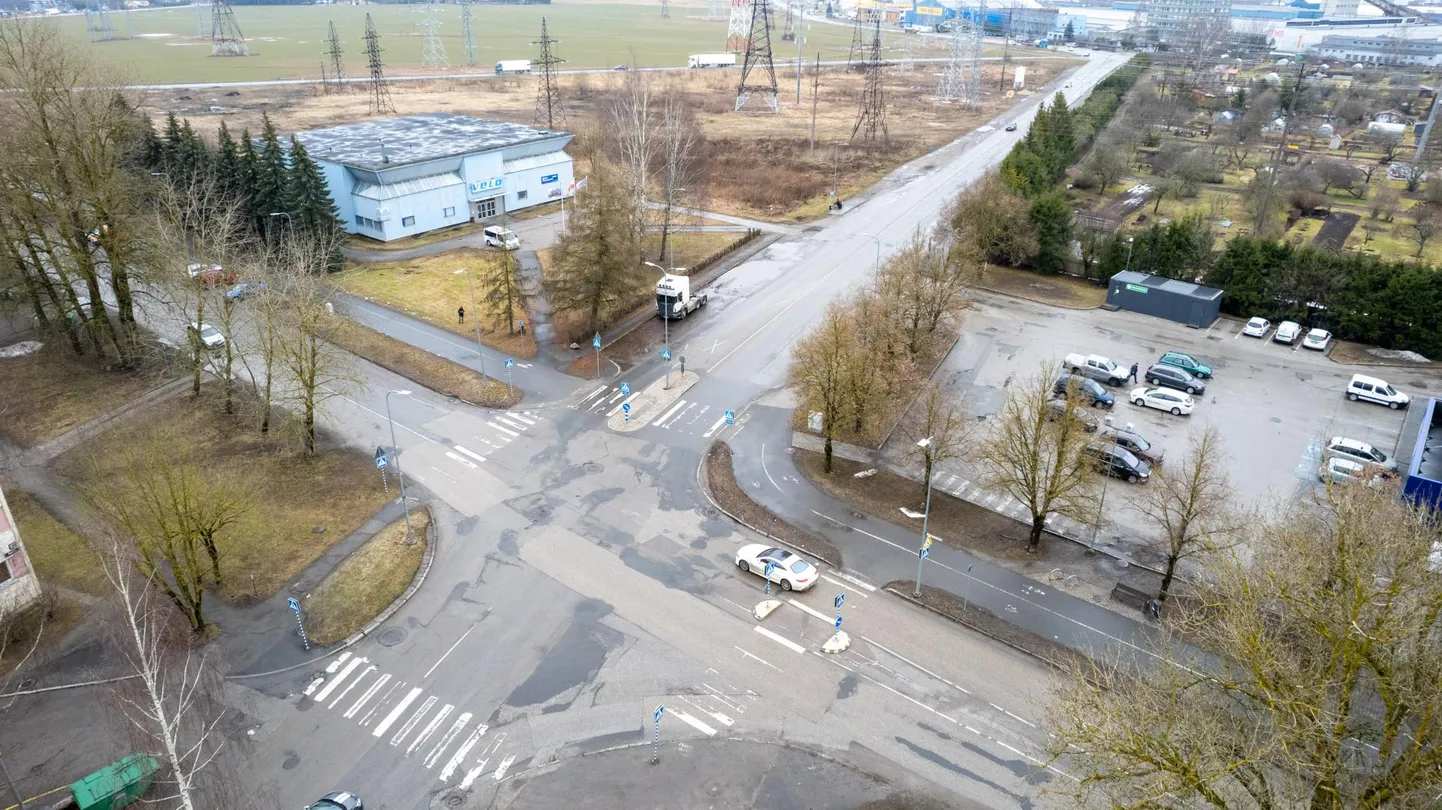 Ravila ja Ilmatsalu tänava ristmikul peaks töö lõppema juulis.