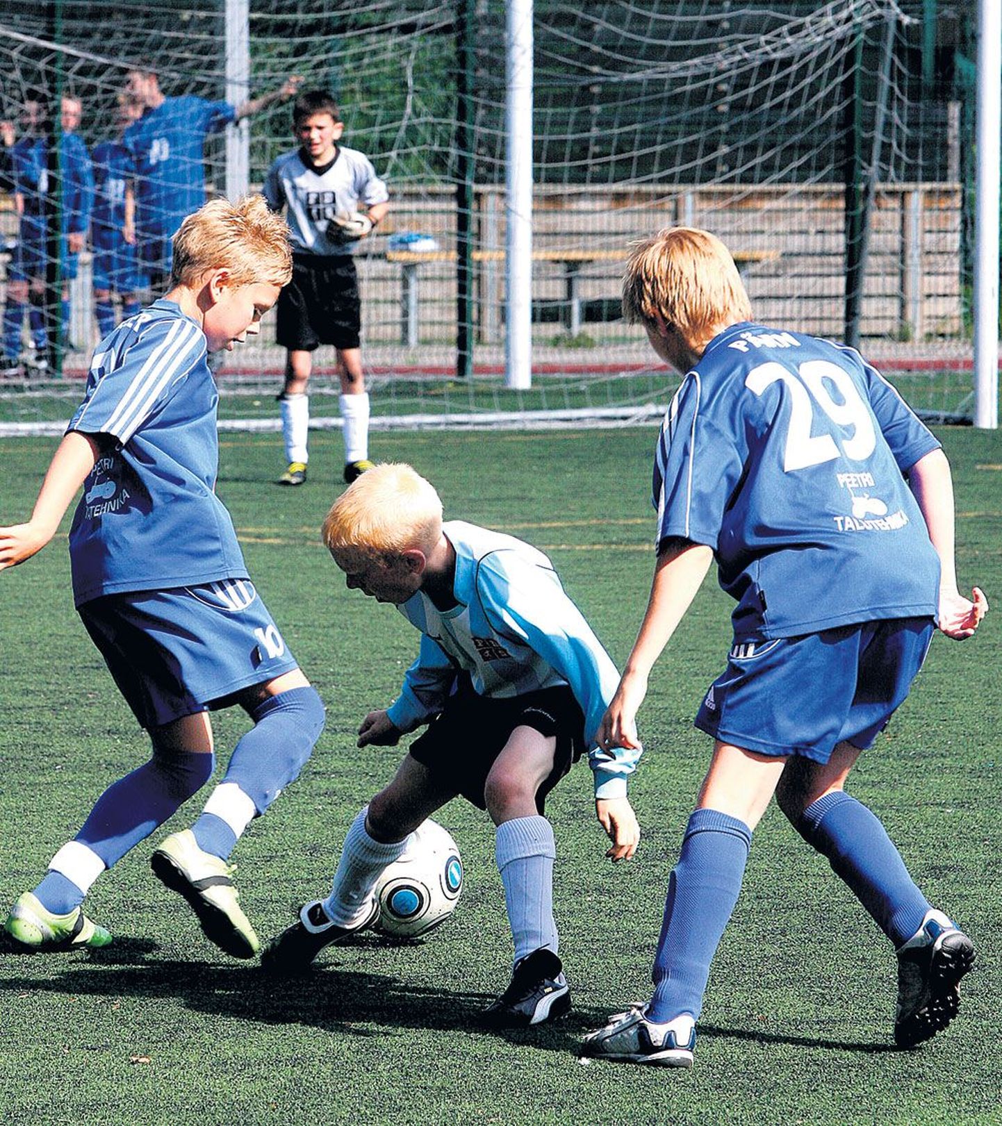 Tammeka 1997. aastal sündinud poisid pidasid eile Reiniku staadionil sõprusmängu Nort­hamptoniga. Tänasest läheb tõsisteks lahinguteks. Pildil ei lase ennast inglaste kaitsest segada Martin Miller (nr 10) ja Eero Pärn (29).