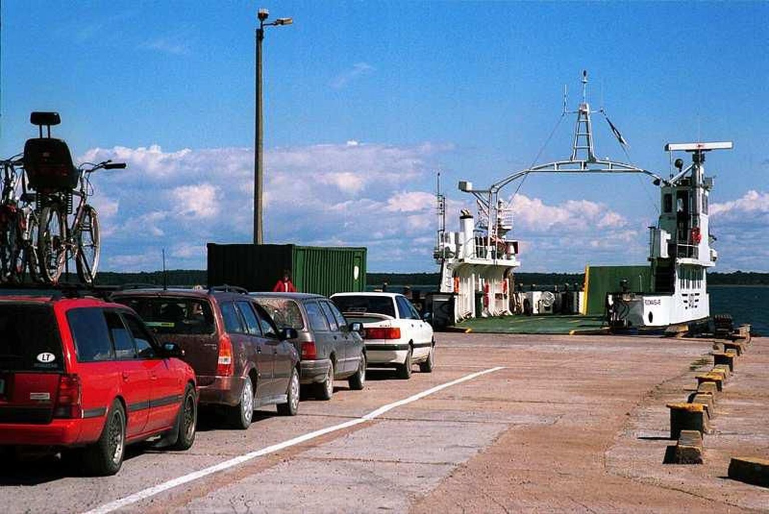 Autod Triigi sadamas praami ootamas.