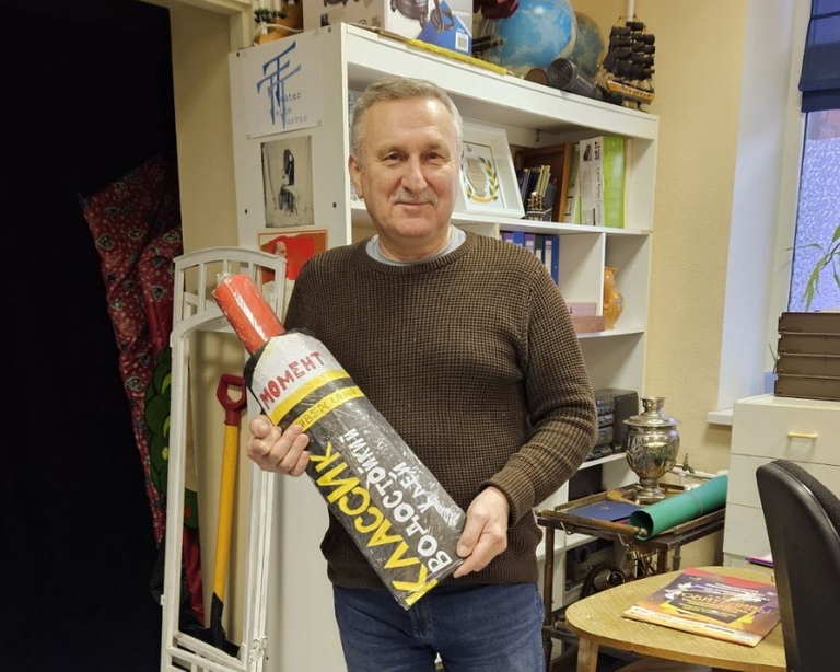 Владимир Вайкерт с шутливым подарком от учеников.