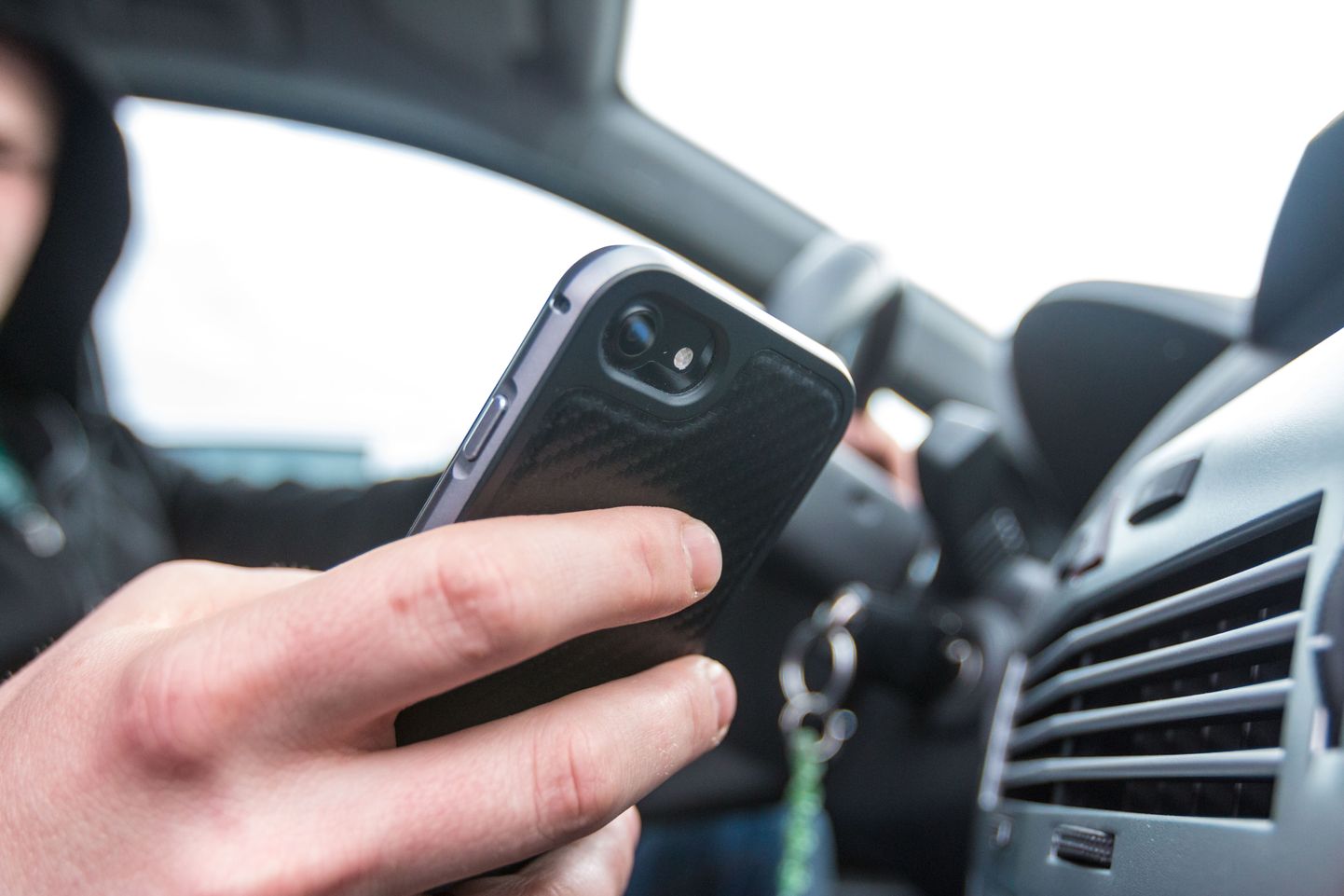 Nutitelefoni kasutamine auto roolis on lubamatu.