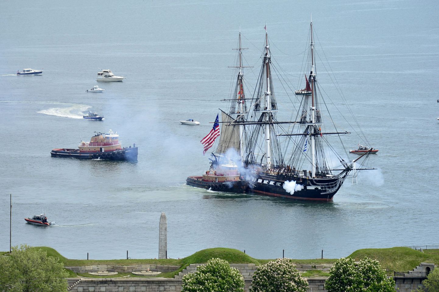 USA mereväe laev USS Constitution lasi kahuritest aupauke Bostoni sadama ees 2021. aasta maikuus.