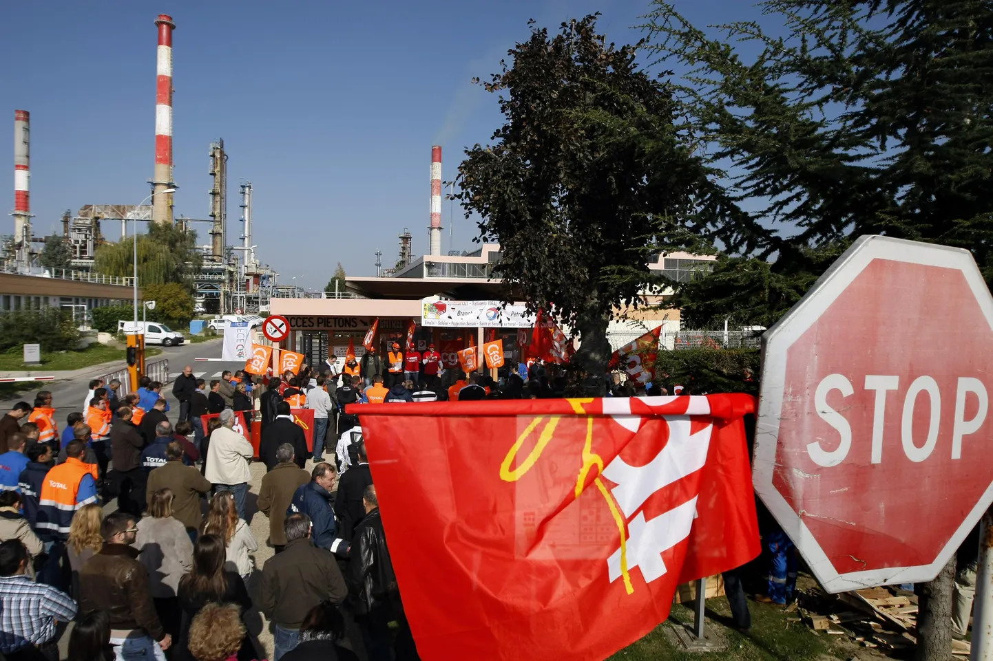 Prantsuse ametiühingutöötajad eile naftatöötlustehase sissepääsu blokeerimas.