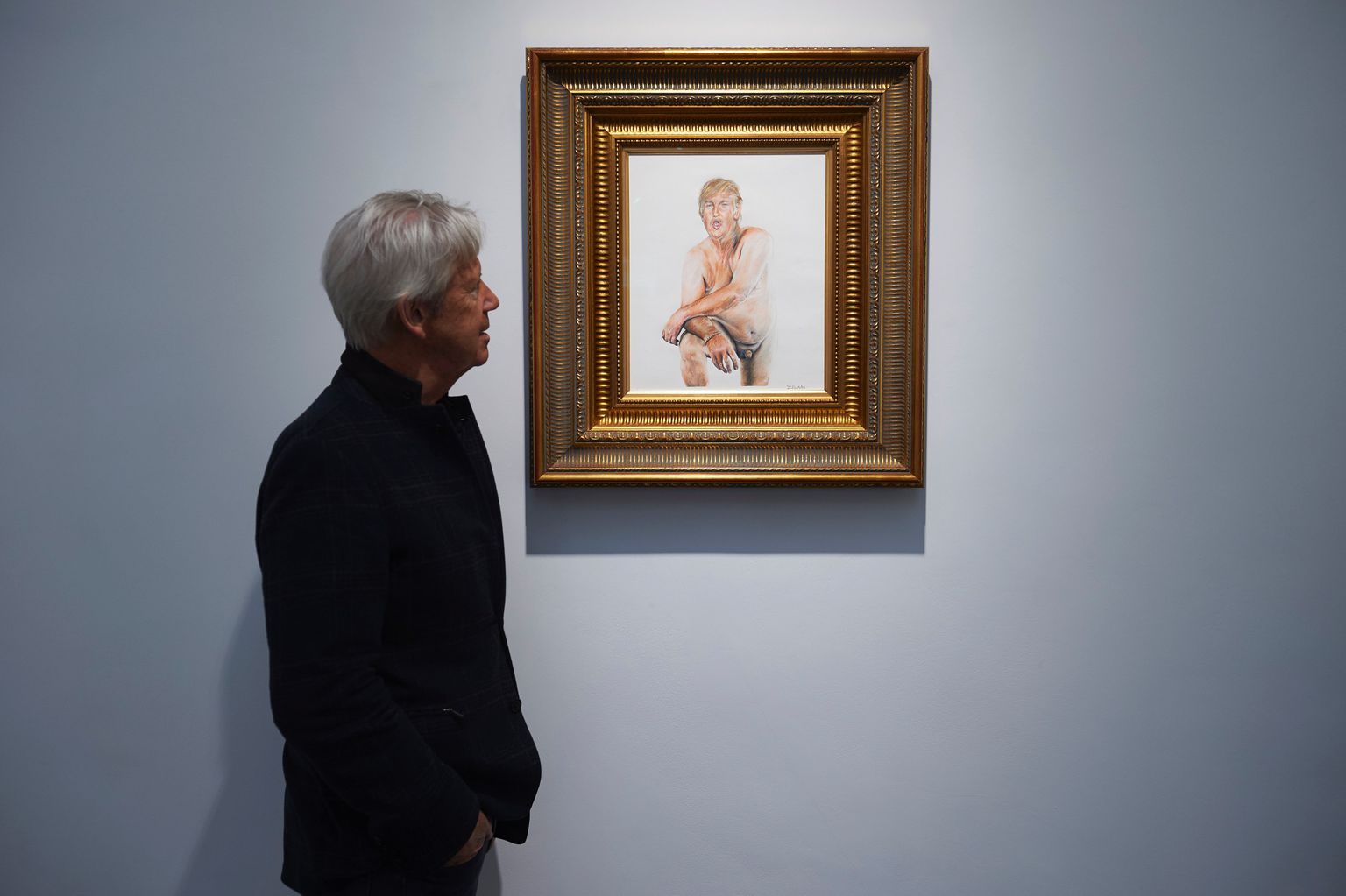 TOPSHOT - A gallery curator looks at a painting of US presidential candidate Donald Trump titled "Make America Great Again" by Los Angeles based artist Illma Gore at the Maddox gallery in central London on April 9, 2016. / AFP PHOTO / NIKLAS HALLE'N / RESTRICTED TO EDITORIAL USE - MANDATORY MENTION OF THE ARTIST UPON PUBLICATION - TO ILLUSTRATE THE EVENT AS SPECIFIED IN THE CAPTION