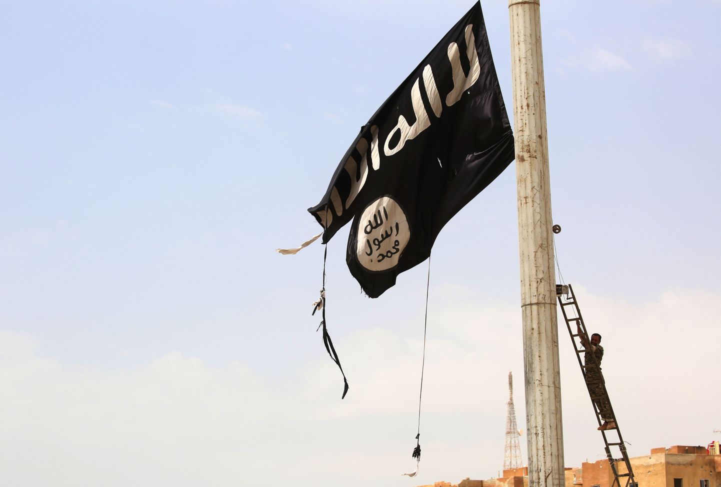 Äärmusrühmituse Islamiriik lipp Tabqa linnas.