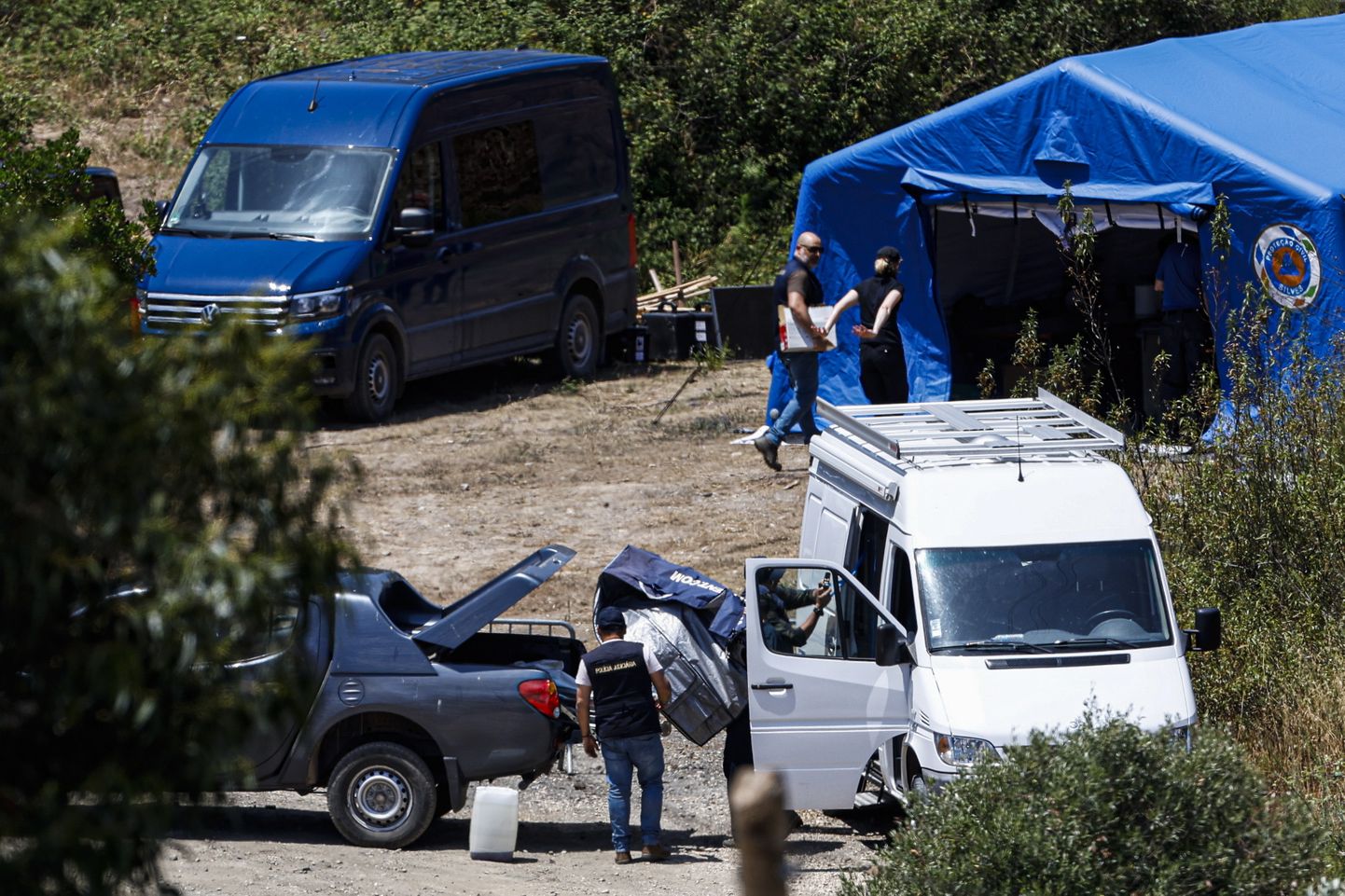 Portugali politseinikud teevad eelmise aasta mais Madeleine McCanni kadumise juhtumiga seotud uurimistoiminguid Arade paisu lähistel Faro provintsis.
