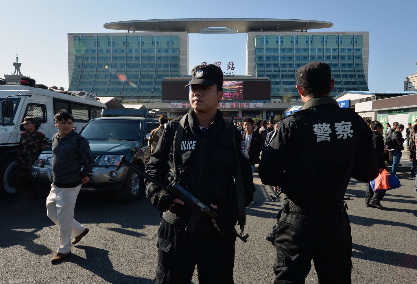 Hiina politseinikud Kunmingi raudteejaama juures, kus 1. märtsil 2014 korraldatud noarünnkus hukkus 31 inimest.