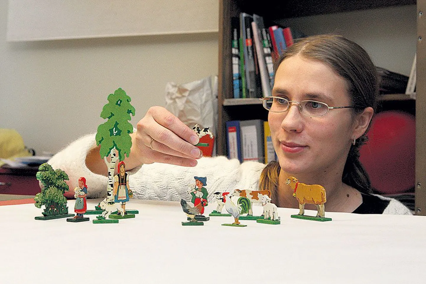 Nikolai Willeri haruldased mänguasjad on miniatuursed, kuid lapsele just sobiva suurusega. Pildil mänguasjamuuseumi varahoidja Helena Grauberg.