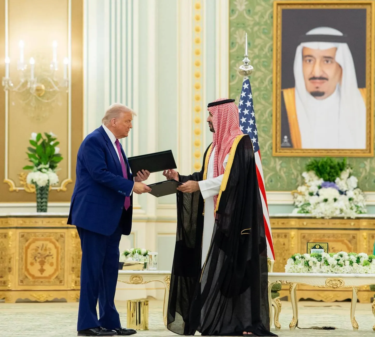Saudi Araabia kroonprints Mohammed bin Salman koos USA presidendi Donald Trumpiga allkirjastamas strateegilise majandusliku partnerluse dokumendi Riyadhis, Saudi Araabias, 13. mail. 2025. aastal