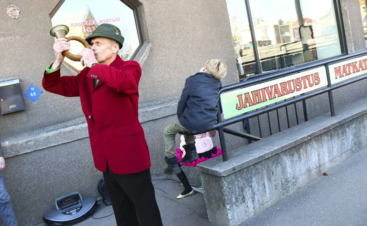 Ettevõtja ja jahimees Igor Selezov puhub Tallinna kesklinnas oma poe ees avamispasunat.