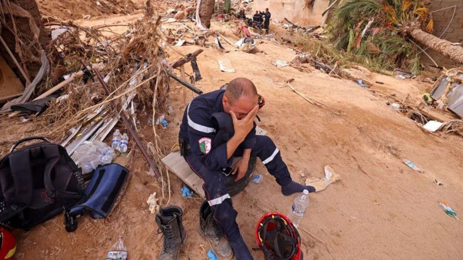 В Дерне спасатели продолжают извлекать из развалин трупы погибших.