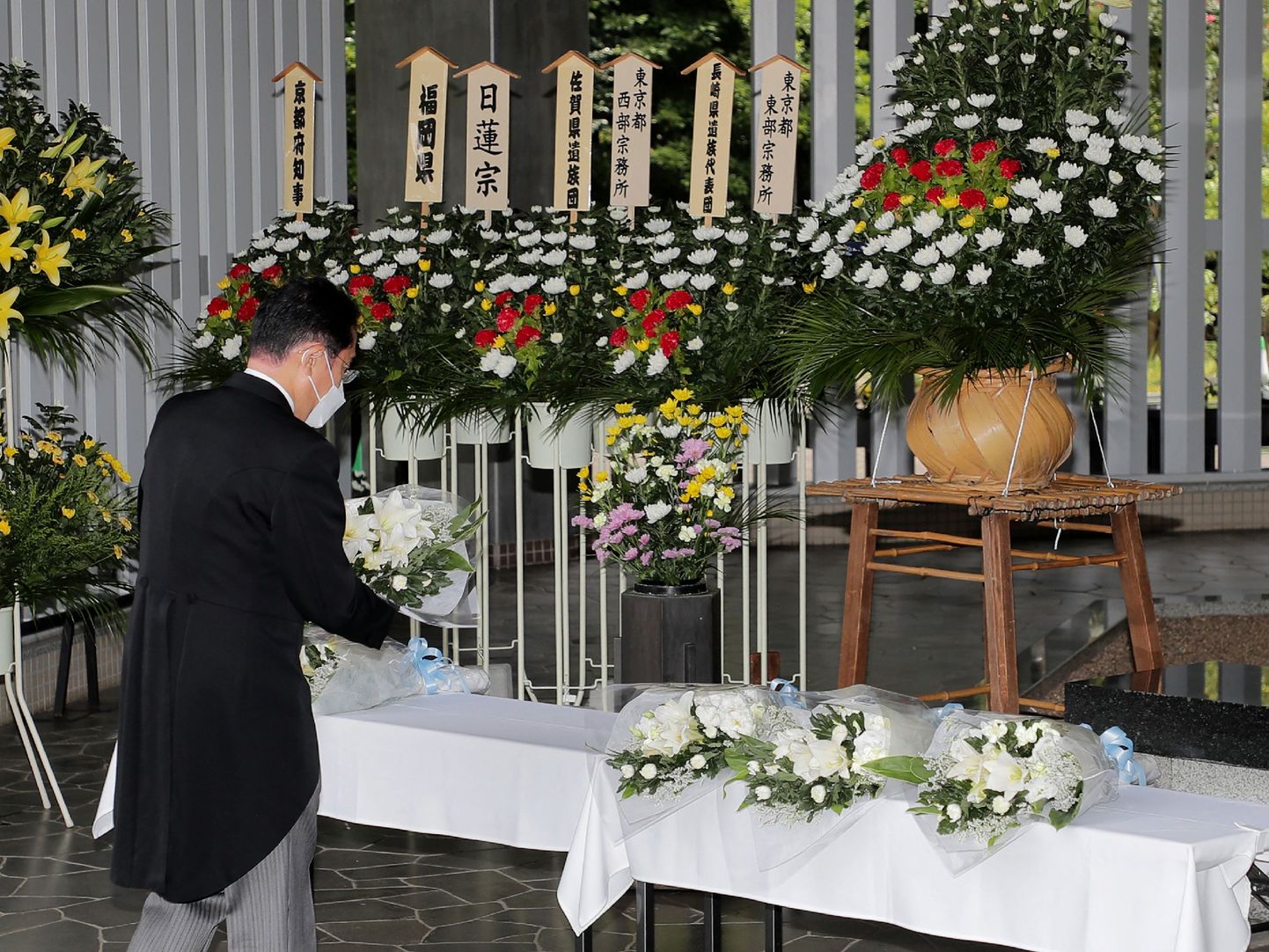 Jaapani peaminister Fumio Kishida asetab lilled altarile Chidorigafuchi rahvuslikul sõjahaudade kalmistul Tokyos 15. augustil, mil saareriik tähistas Jaapani Teises maailmasõjas kapituleerumise 77. aastapäeva.