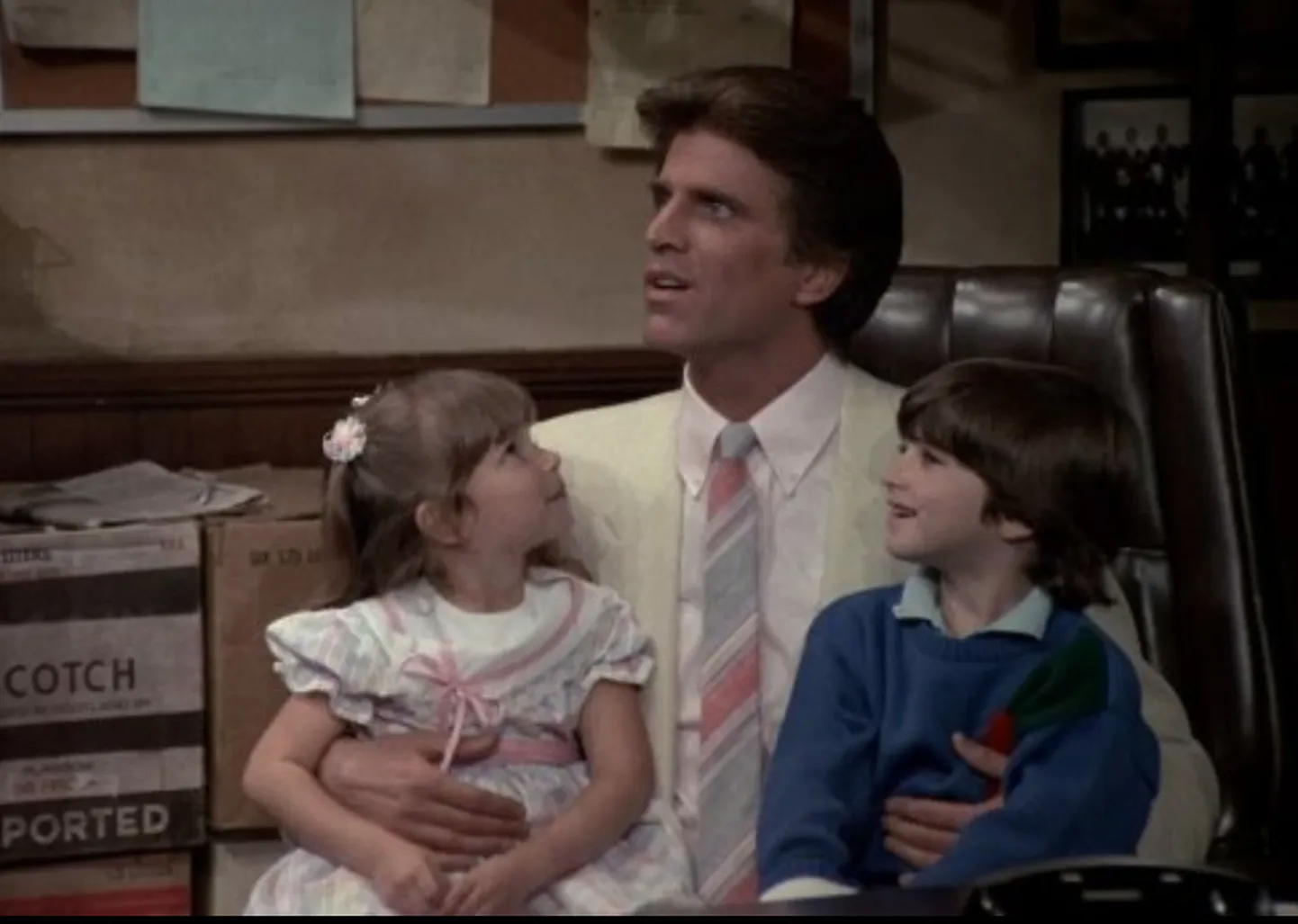 Ted Danson, Judith Barsi ja Edan Gross komöödisarjas «Cheers» 1982. aastal