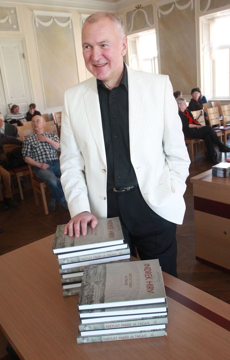 Indrek Hirv Tartu raekoja saalis tänavu kevadel oma reisi- ja kunstiraamatu "Tartust Pariisi ja tagas" esitlusel.