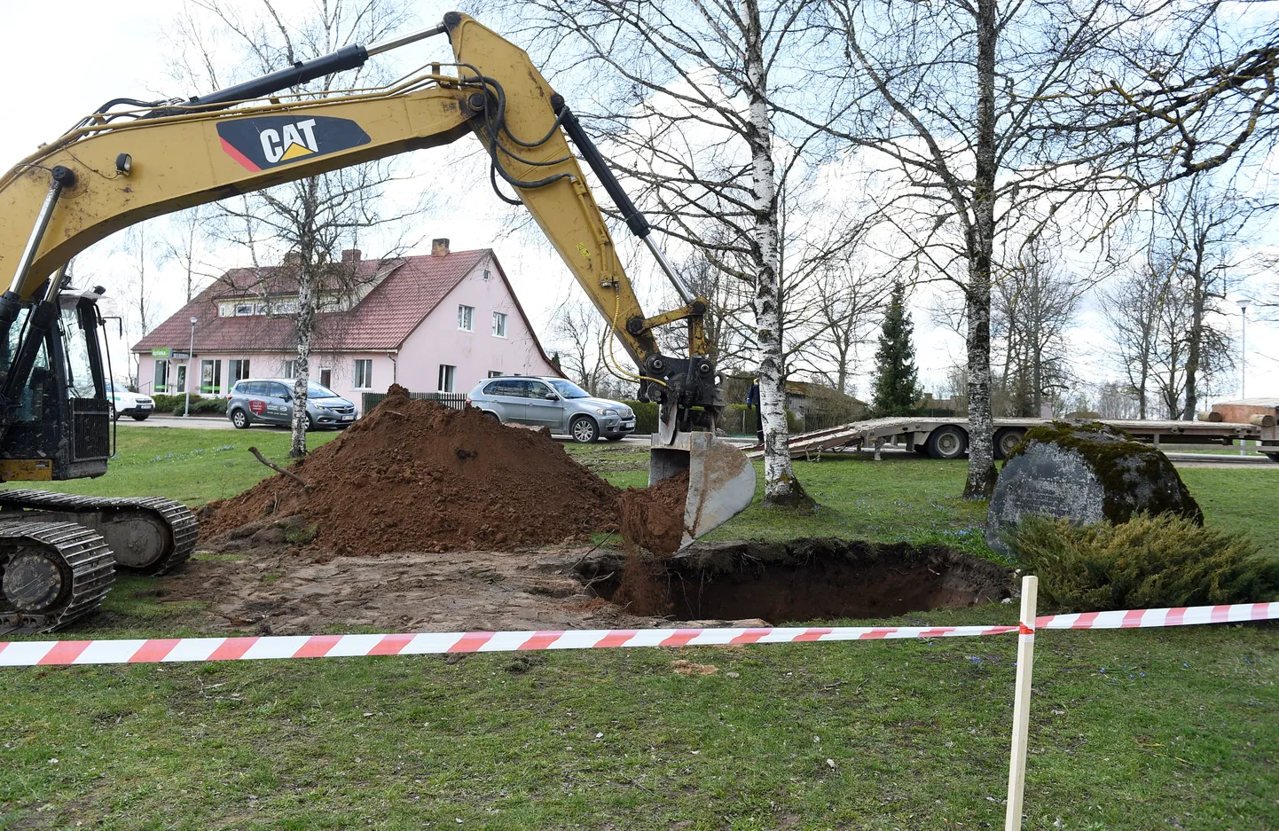 Skvērā starp Madlienas Kultūras namu un Madlienas evaņģēliski luterisko baznīcu demontē padomju okupācijas pieminekli, kurā iecirsti vārdi "1944.gada 26.septembrī padomju armija atbrīvoja Madlienu no vācu fašistiskajiem iebrucējiem".