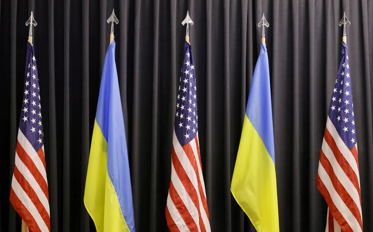 Ukraina ja Ameerika Ühendriikide lipud Ramsteini kohtumisel 2023. aastal.