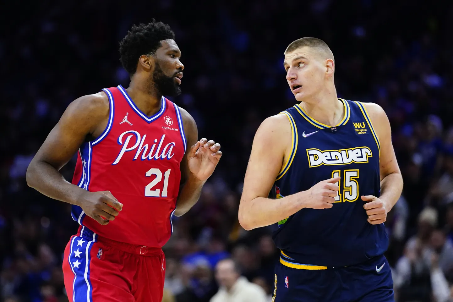 NBA zvaigznes Džoels Embīds un Nikola Jokičs