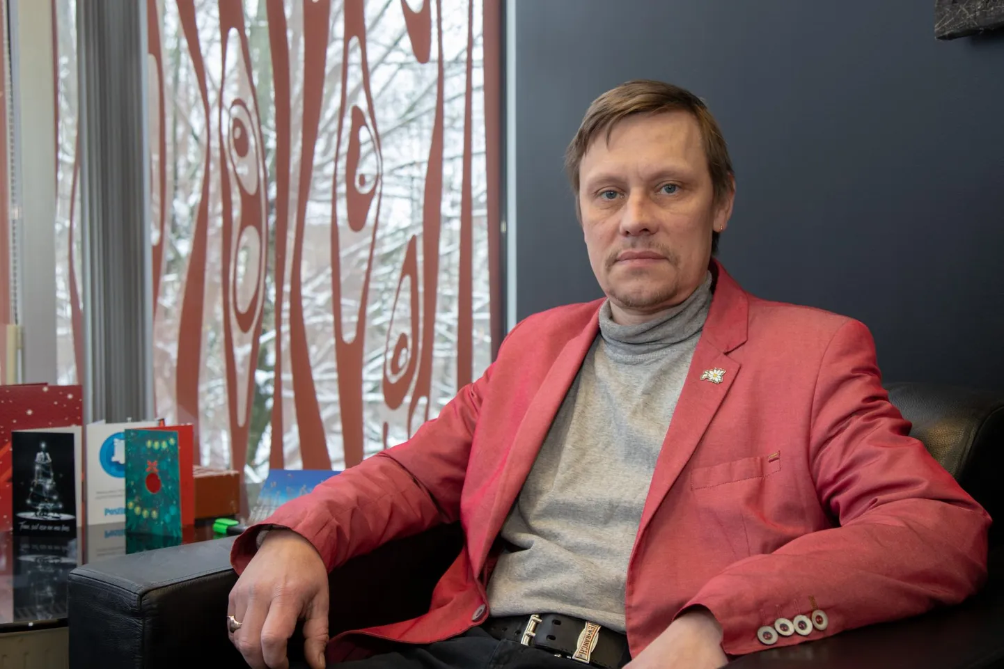 Üks eluline teema, mis Tallinnas sündinud ja üles kasvanud, ent aastate eesti Viljandimaale kolinud Ain Ostrale muret teeb, on elu koondumine pealinna. Ta märgib, et isegi Eesti julgeolek võidab sellest, kui igas maanurgas on inimesi.