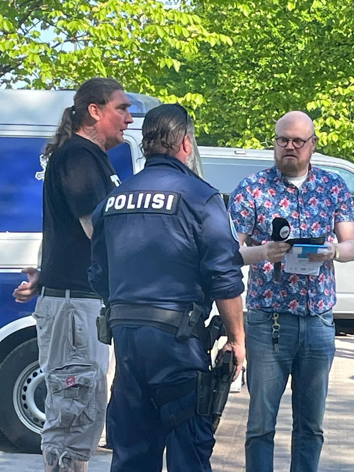 Juha-Pekka Pääskysaari selgitab kujunenud olukorda politseile ja ajakirjandusele.