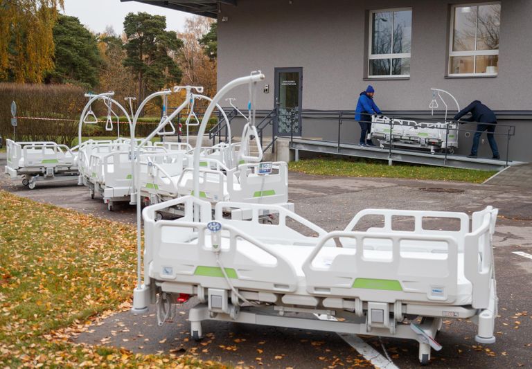 Больничные кровати на парковке Инфекционной клиники Ляэне-Таллиннской центральной больницы. 