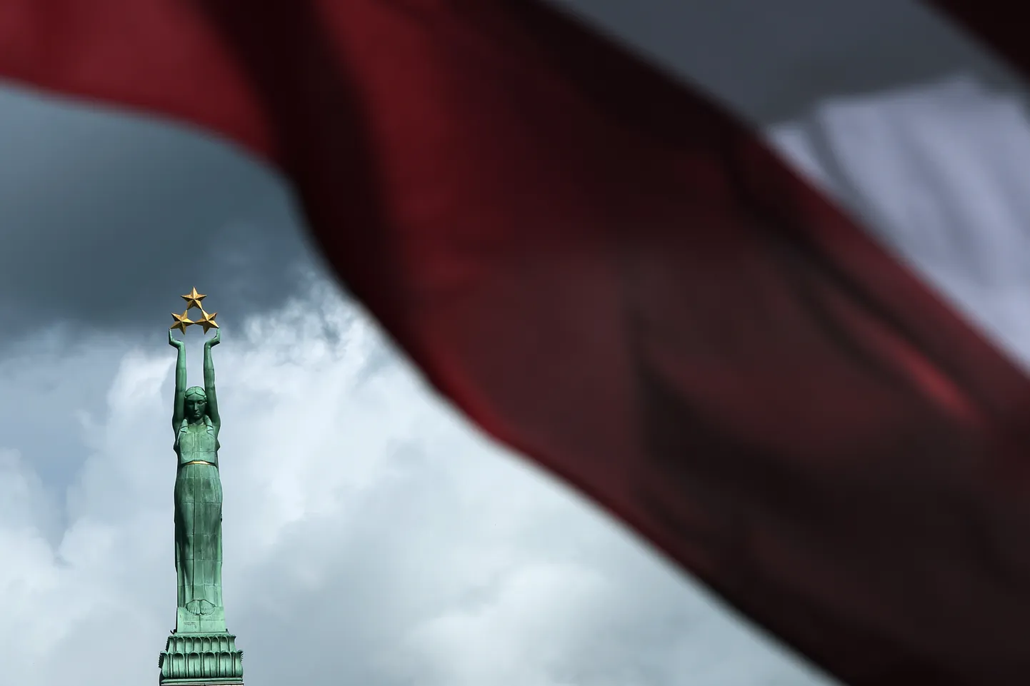 Флаг Латвии и памятник Свободы. Иллюстративное фото