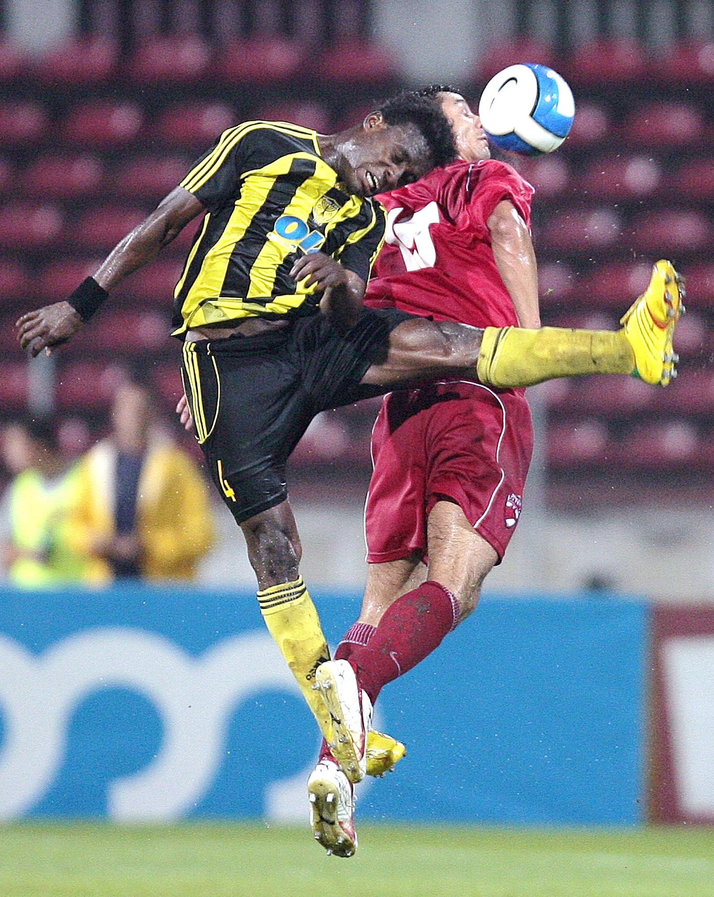 Футболист «Бейтара» (слева) борется за мяч.
