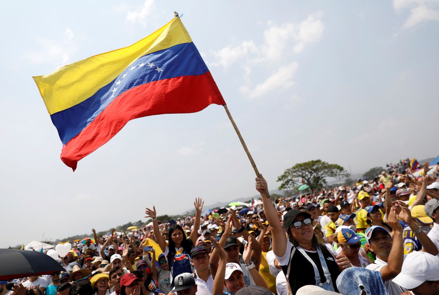 Tuhanded Venezuela lippe lehvitavad inimesed