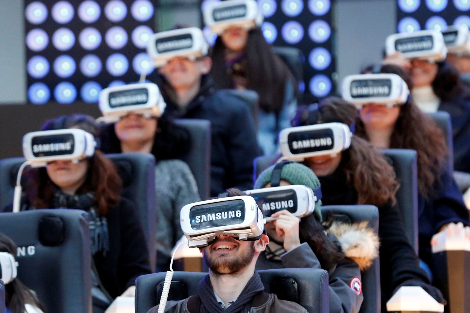 Kasutajad testivad Pariisis Samsungi virtuaalreaalsuse seadmeid.