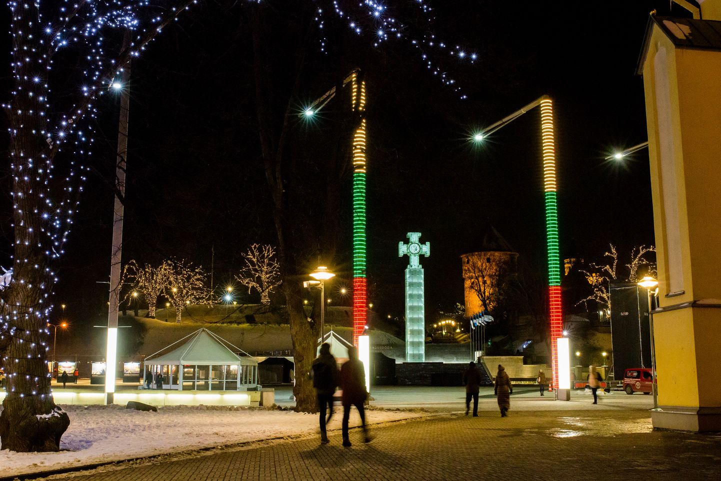 Vabaduse väljakul säravad Leedu rahvusvärvid – Leedu Vabariik sai 100.