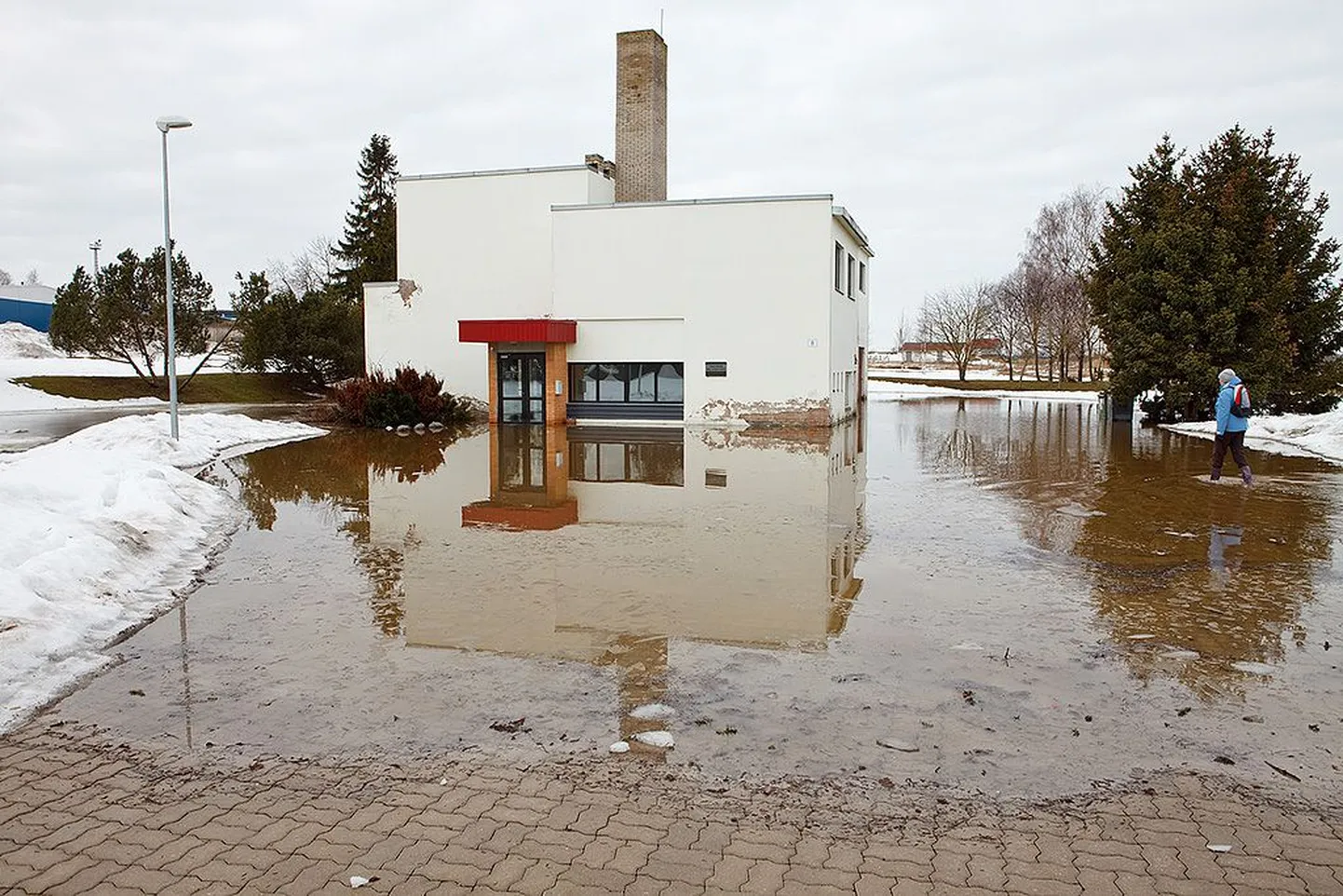 Kevadveed uputavad Tähtvere vallamaja.
