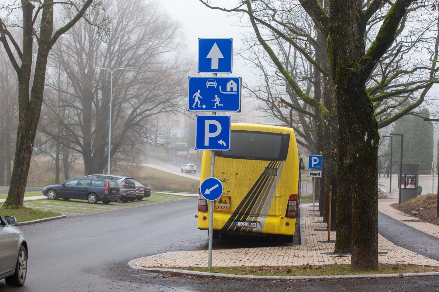 Vana-Vaksali tänav on liiklusmärgiga tähistatud kui õueala, kust ei tohi peatumata või parkimata läbi sõita. Suured bussid seal üldse parkida ei tohi.