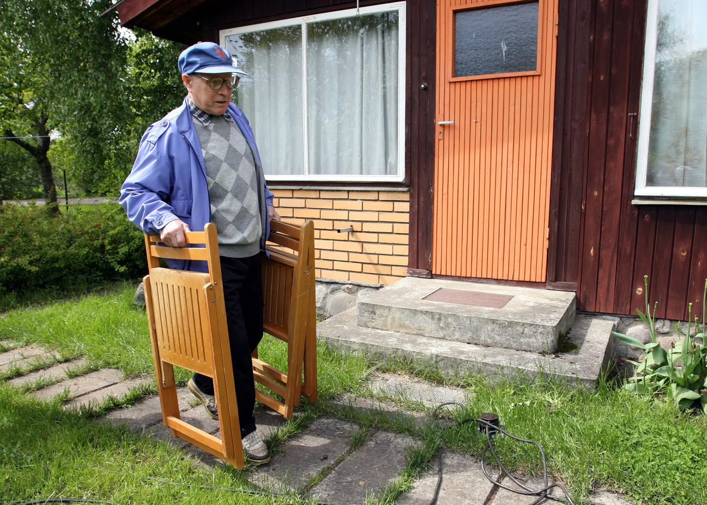 Veel mõni kuu tagasi, olles üle poole aasta haiglas lebanud, ei suutnud Viimsi vallas Pringi külas elav Anton Milvek ilma tugedeta kõndidagi. Tänu tõhusale, ent kulukale ravile toob mees nüüd ilma ühegi ohketa toolid kuurist ilusa ilma nautimiseks hoovi.
