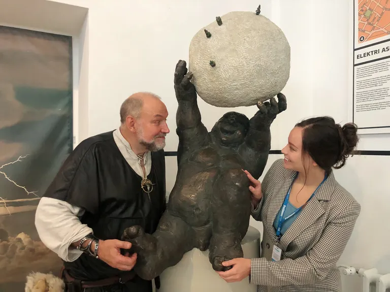 Скульптур Тауно Кангро и репортер Ксения Васильева. Тауно щекотит стопу своего бронзового паренька и смеется вместе с ним. Он действительно любит свои скульптуры как своих детей!