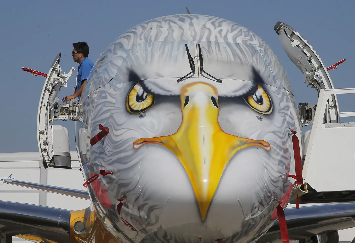 Selle pildi peal vaatab kurja pilguga gigantide heitlust hoopis Embraer E195-E2 prototüüp