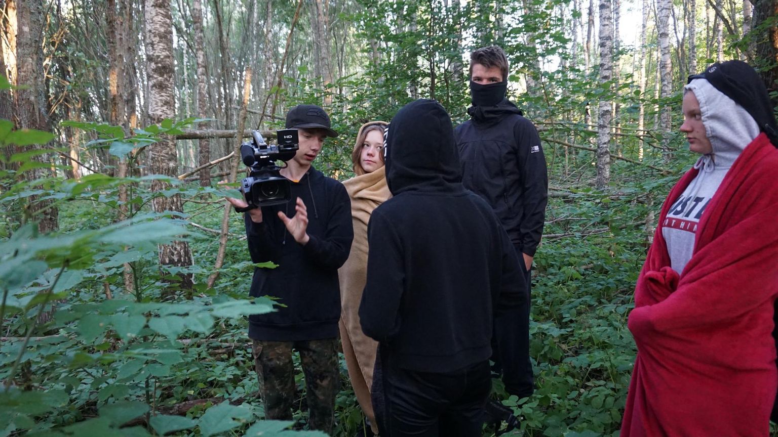 Õudu tekitav stseen filmitakse salapärases metsatukas. Kaamerat hoiab Eero Lõhmus.