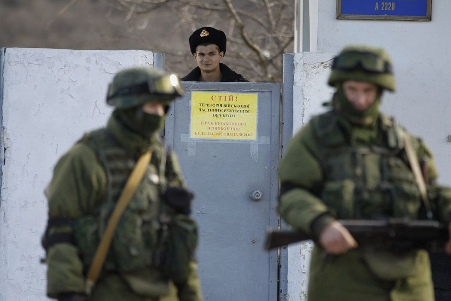 Krimmi Perevalnoe baasi piiravad kolmandat päeva eraldusmärkideta sõdurid.