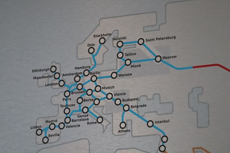 Zelerose laboris on üleval Hyperloopi kaart: vajakajäämisi veel on, kuid Tallinn on juba sel kaardil ära märgitud. Ilmselt tuleb ka ümber Läänemere ühendus, mille tähtsaim komponent on Helsingi-Stockholm.