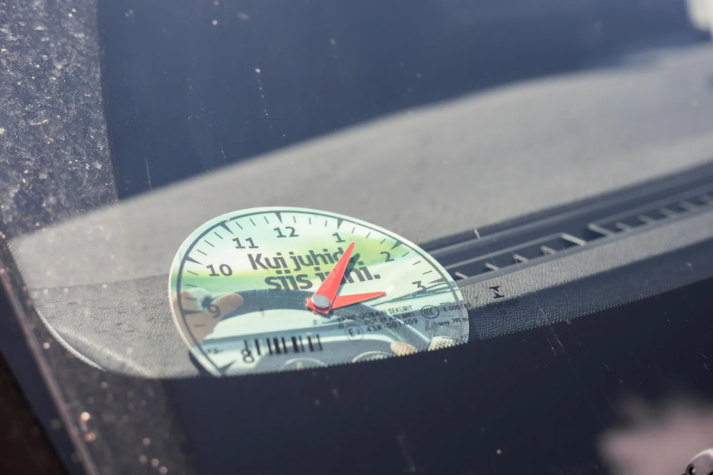 KAKS TUNDI: Kellel autos parkimiskell, võib ühes kohas korraga parkida kaks tundi. Kui kella ei ole, piisav ka kellaajaga paberilipikust.