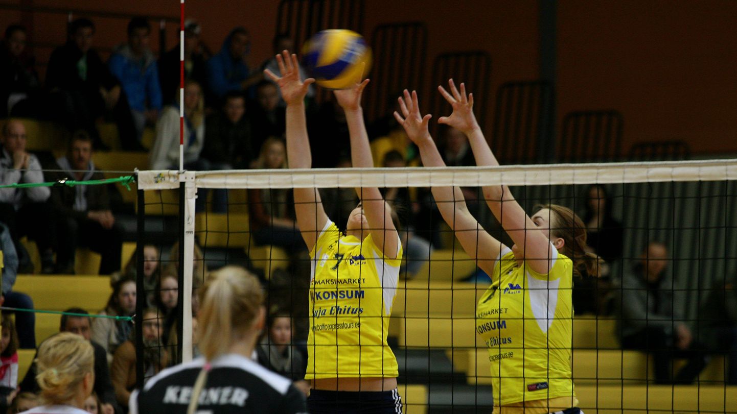 Naiste võrkpallimeistrivõistluste finaali avamängu võitis Viljandi Metall (kollases).