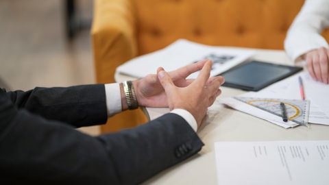 Pašvaldību izpilddirektoriem plāno noteikt atlaišanas pabalstu vairāku mēnešalgu apmērā