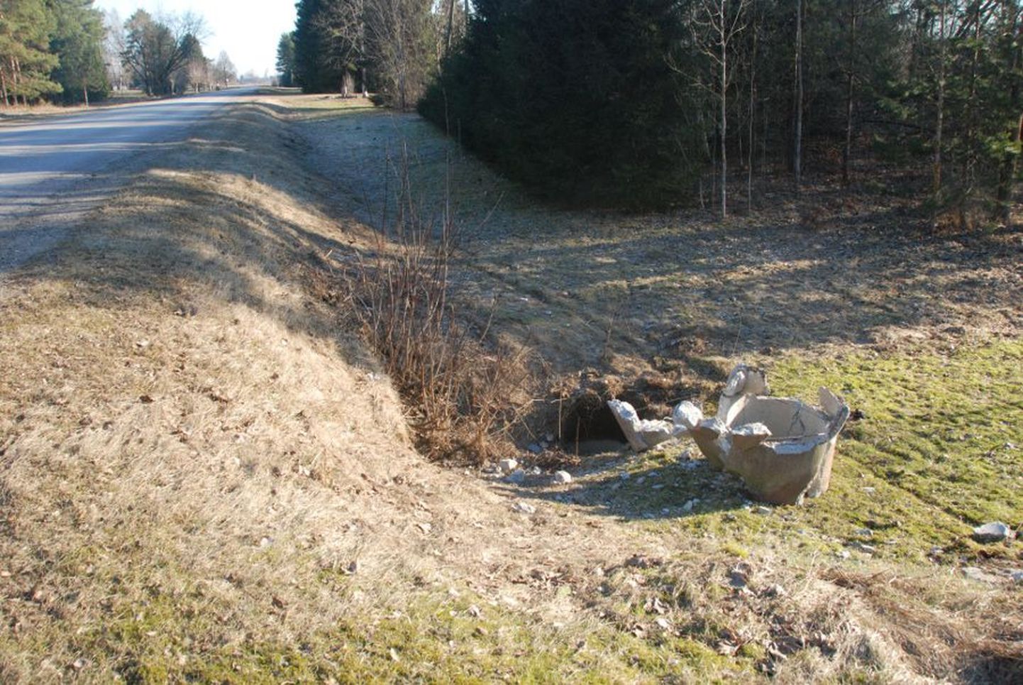 Aovere-Kallaste-Omedu maanteelt välja sõitnud auto purustas teeäärse truubi. Avarii järel selle põhjustaja lahkus.