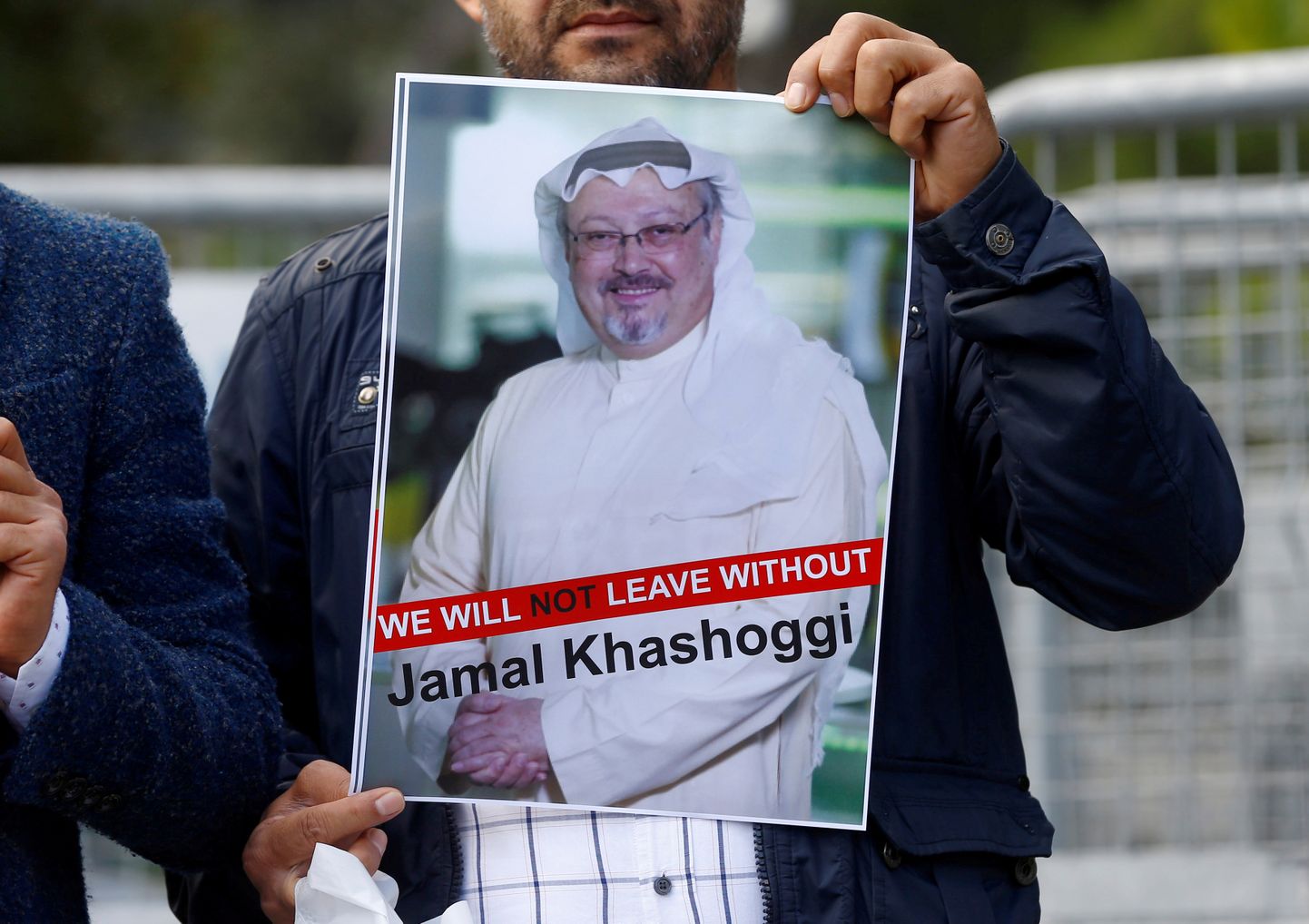 Meeleavaldaja hoiab Jamal Khashoggi fotot Saudi Araabia konsulaadi juures.