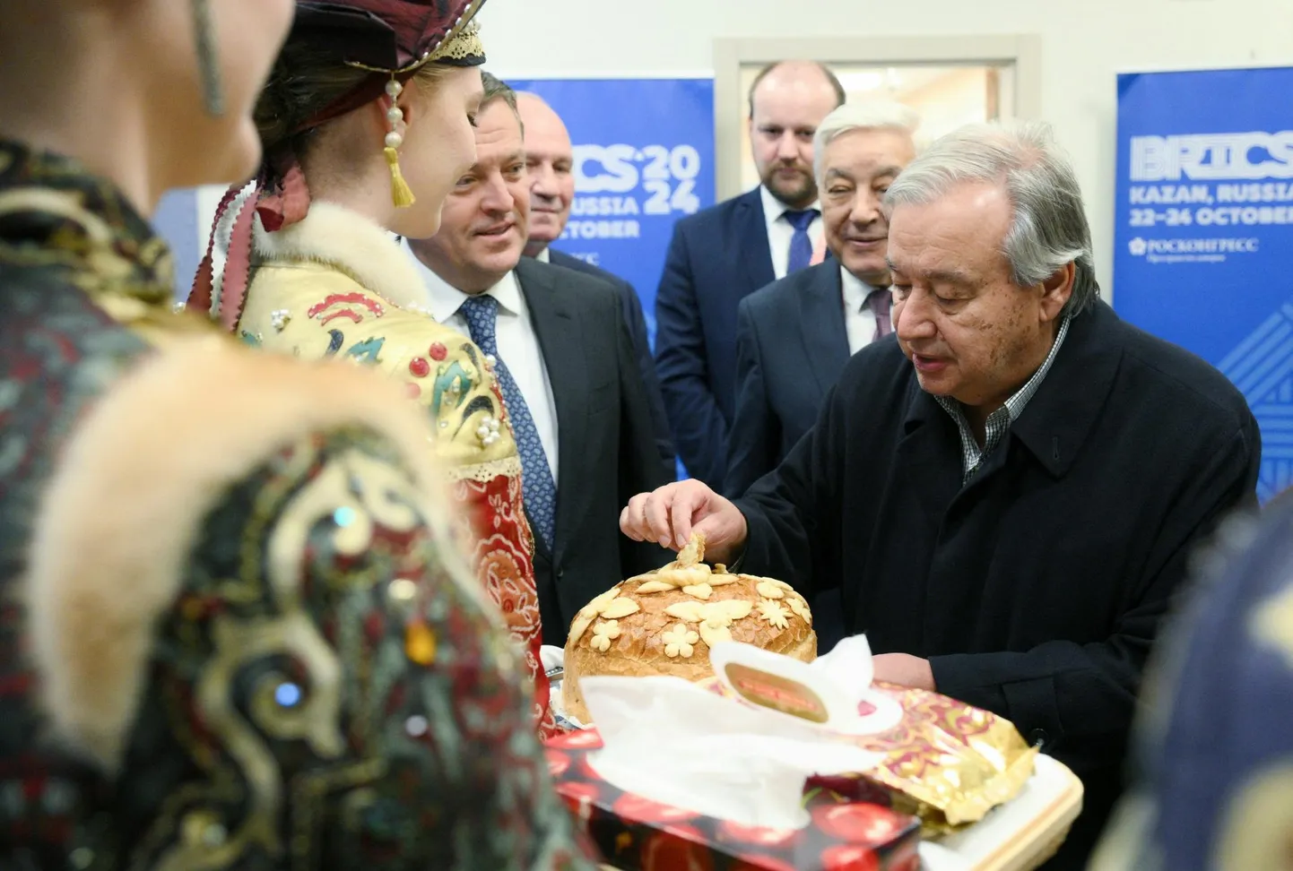 BRICSi kohtumisele Kaasanisse saabunud ÜRO peasekretär António Guterres eile lennujaamas tervitustseremoonial.