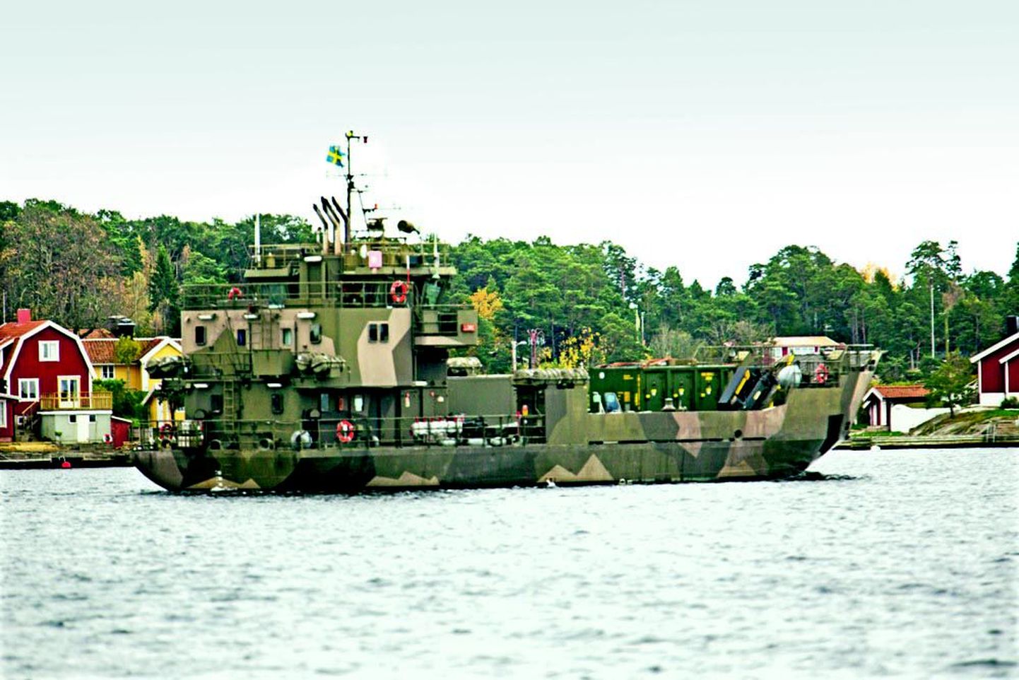 Rootsi mereväe alus otsimas väidetavat allveelaeva Dalarö linna lähistel, Stockholmist 40 kilomeetri kaugusel.